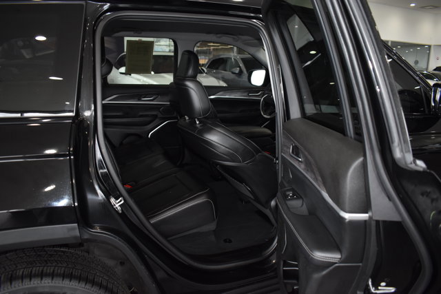 Used 2023 Jeep Grand Cherokee Limited w/ Black Appearance Package AWD/4WD image 15