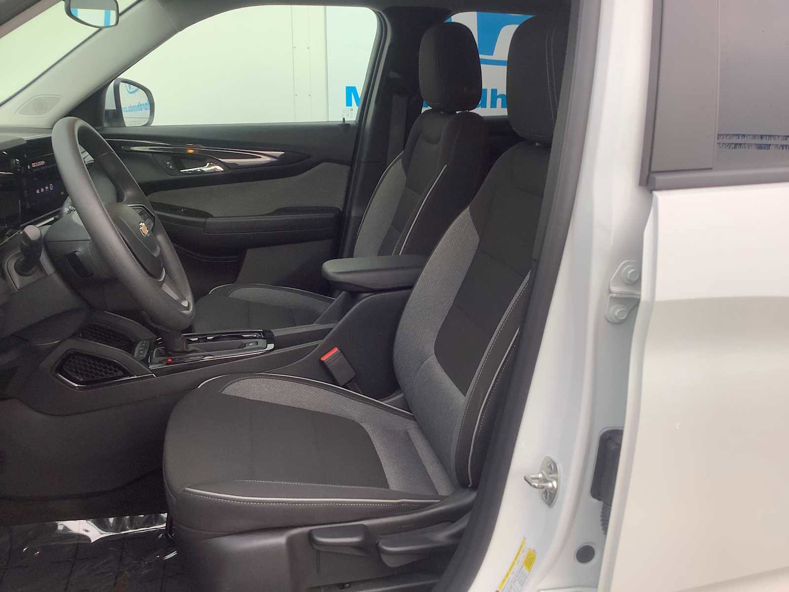 Used 2025 Chevrolet TrailBlazer LT image 3