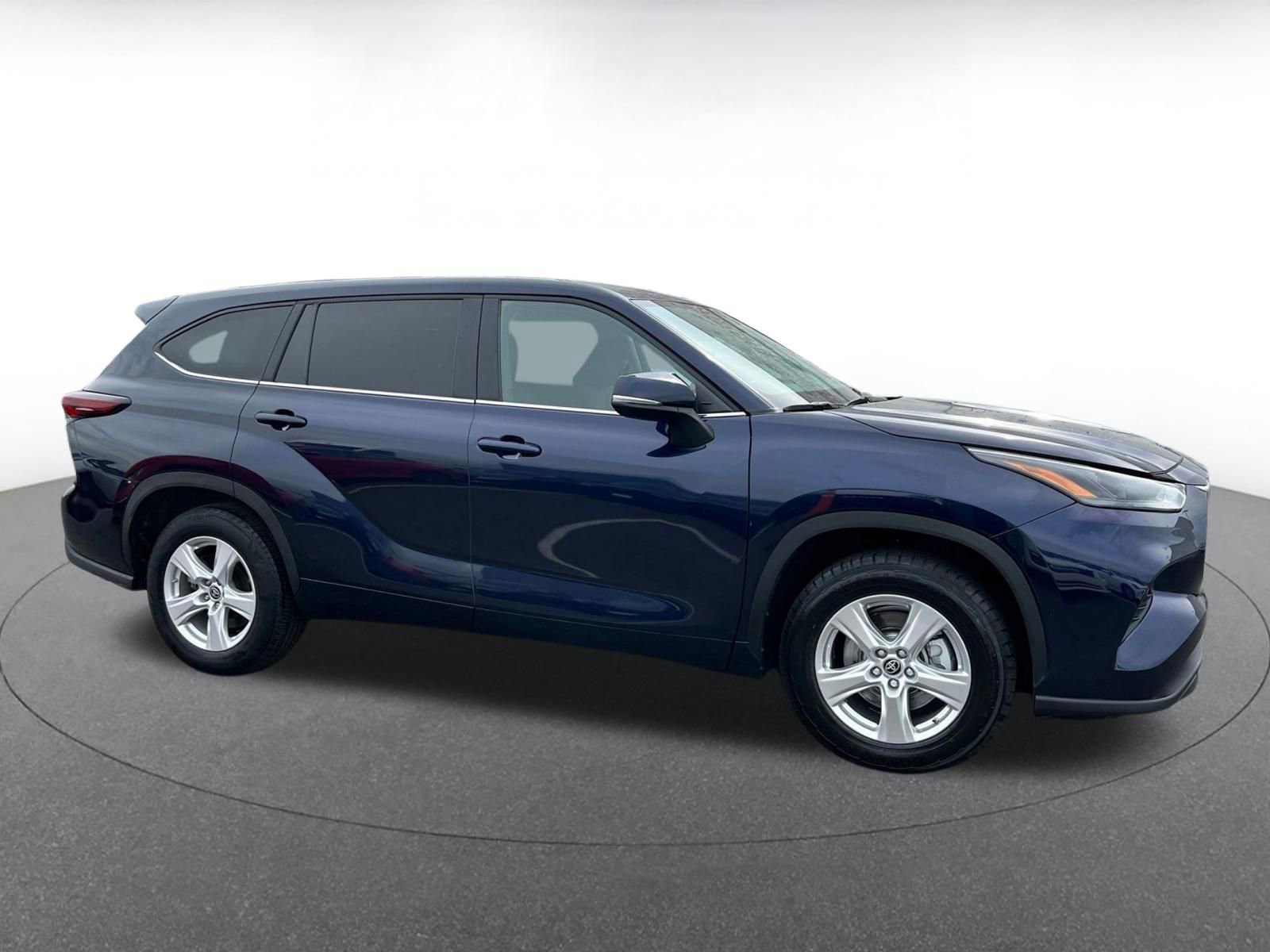 Used 2025 Toyota Highlander LE FWD image 15