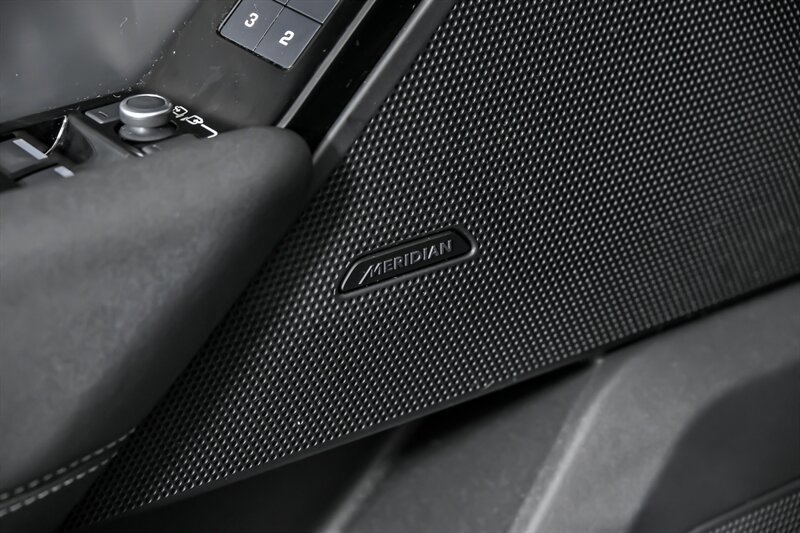 Used 2023 Land Rover Range Rover Velar R-Dynamic S image 16