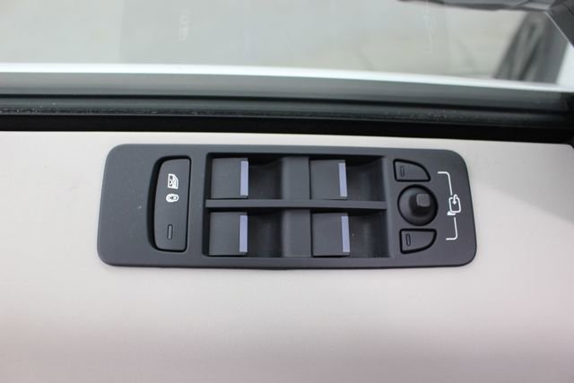 Used 2023 Land Rover Discovery Sport SE image 28