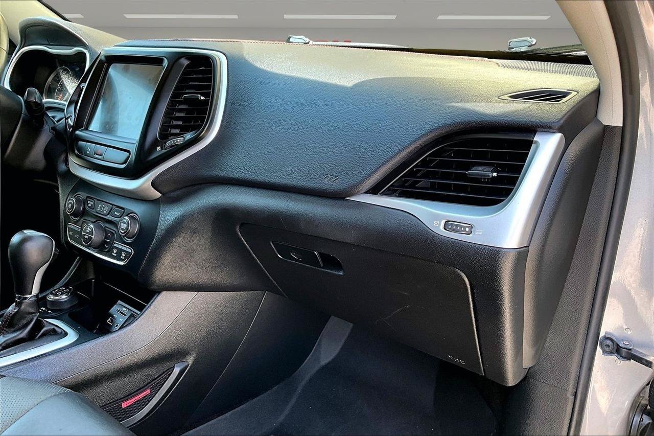Used 2018 Jeep Cherokee Trailhawk w/ Quick Order Package 27L AWD/4WD image 28
