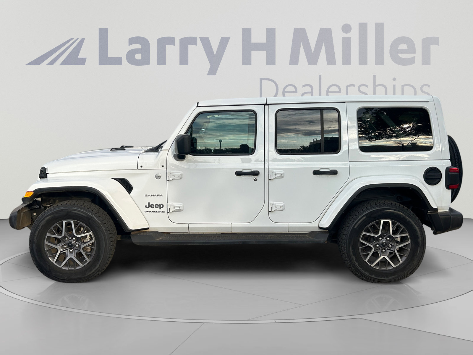 Used 2024 Jeep Wrangler Unlimited Sahara AWD/4WD image 2