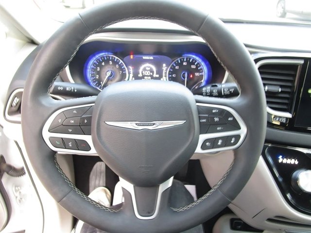 Used 2024 Chrysler Pacifica Touring-L image 11