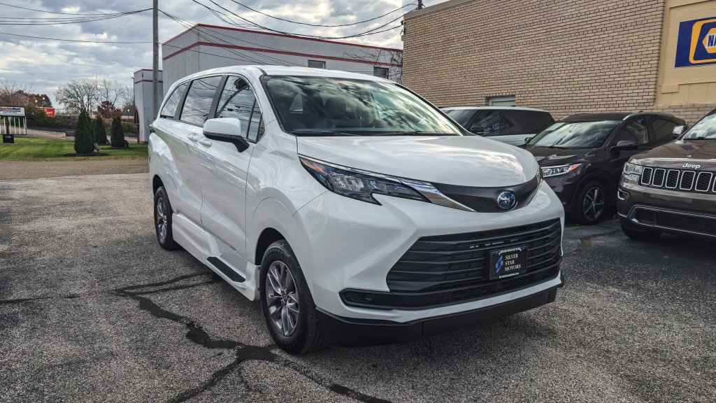 Used 2024 Toyota Sienna LE image 2