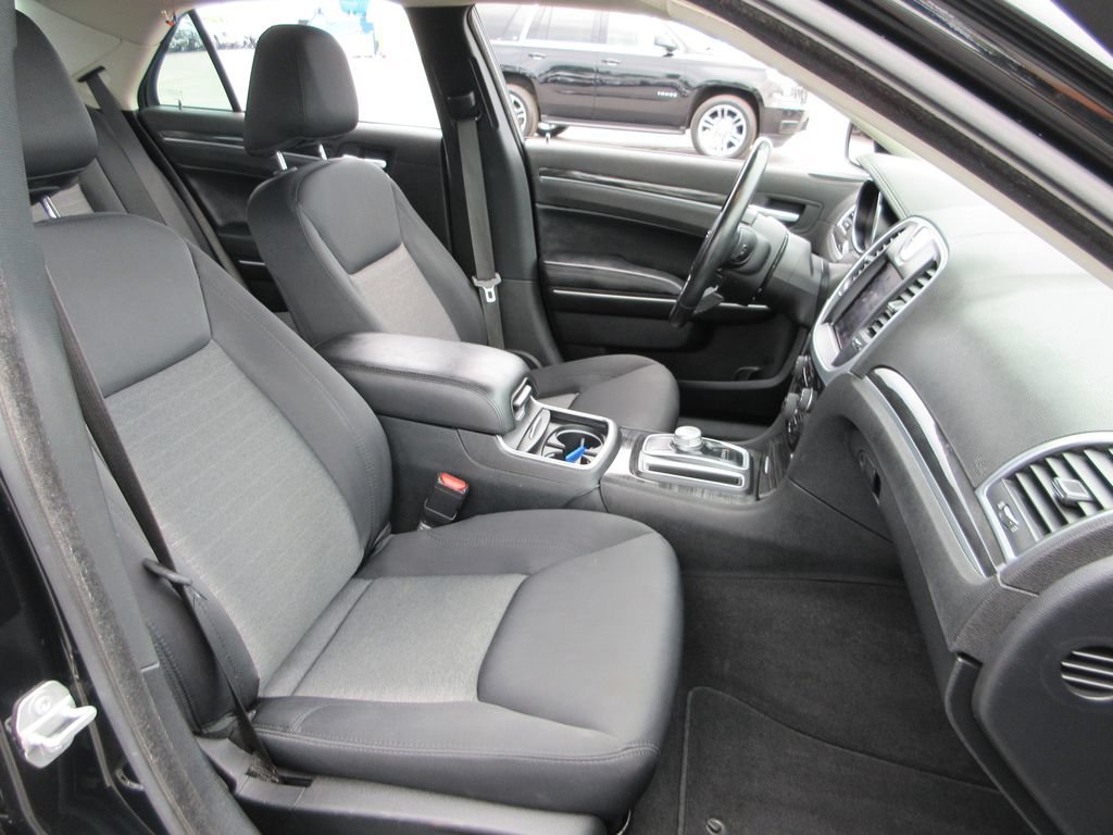 Used 2020 Chrysler 300 Touring w/ Sport Appearance Package RWD image 17