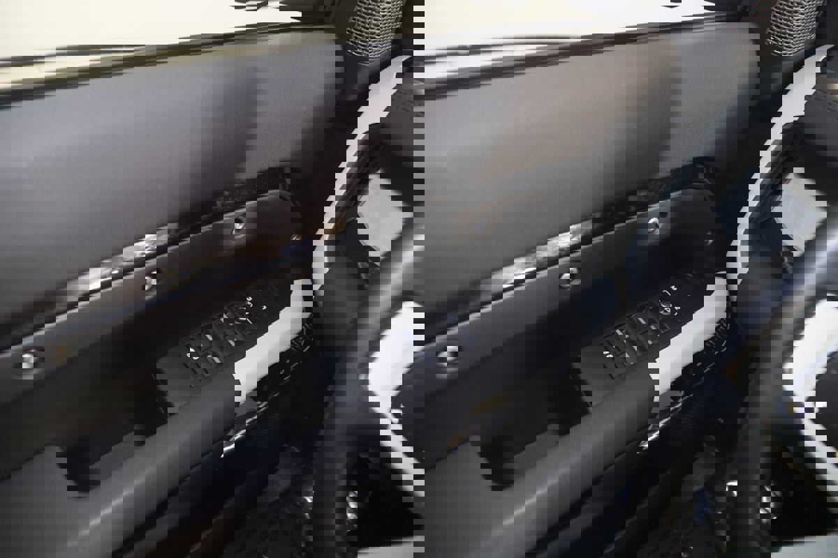 Used 2022 Land Rover Defender 110 SE image 30