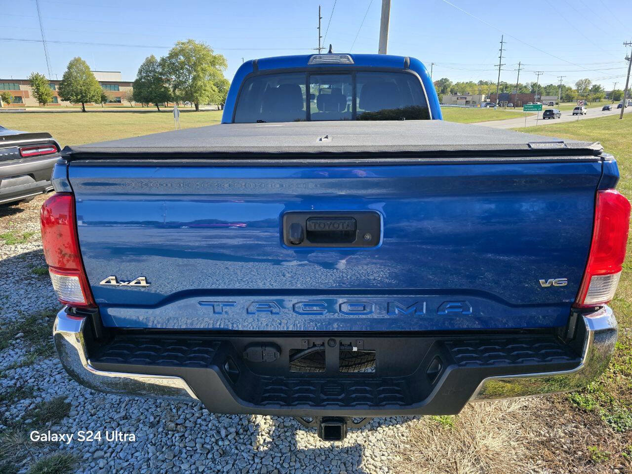 Used 2017 Toyota Tacoma TRD Sport image 6