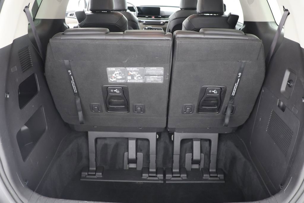 Used 2025 Kia Carnival FWD image 27