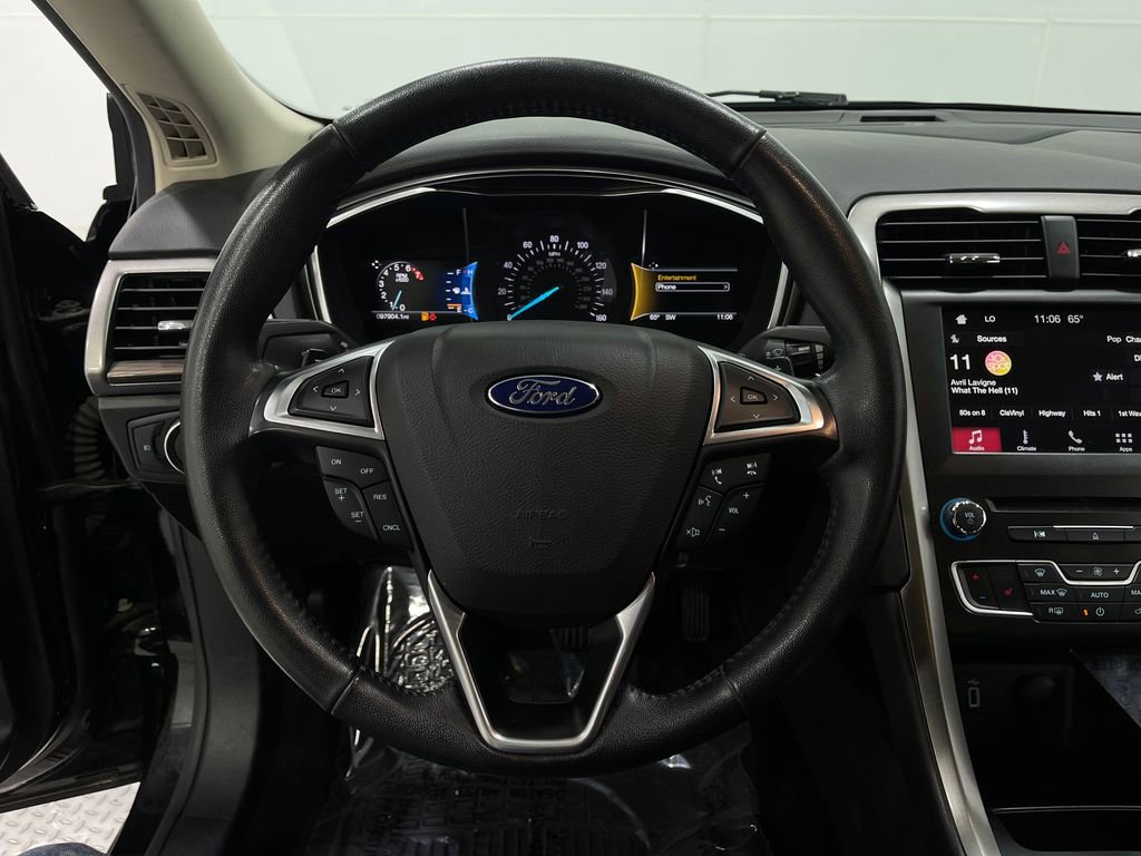 Used 2017 Ford Fusion SE w/ Fusion SE Technology Package image 19