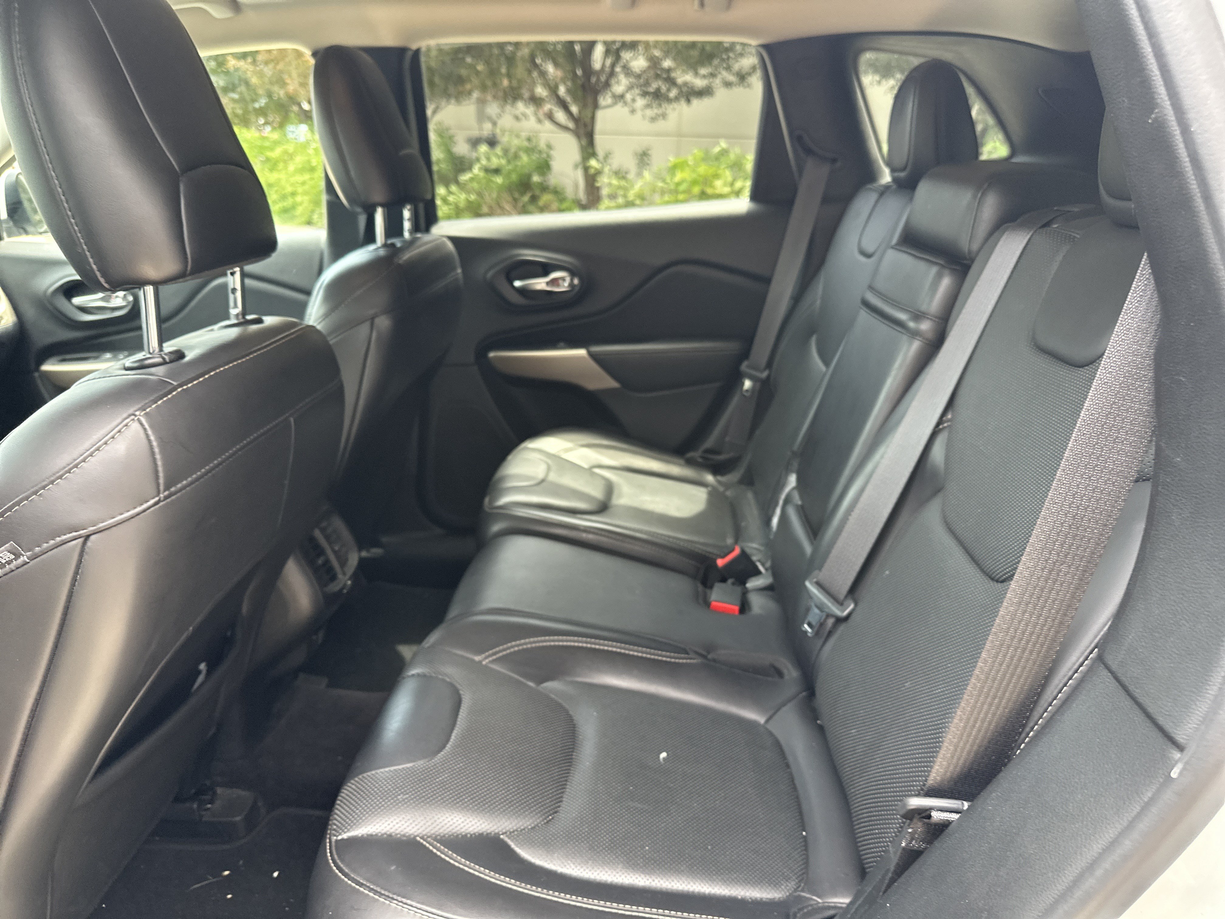 Used 2017 Jeep Cherokee Limited w/ Luxury Group FWD image 18