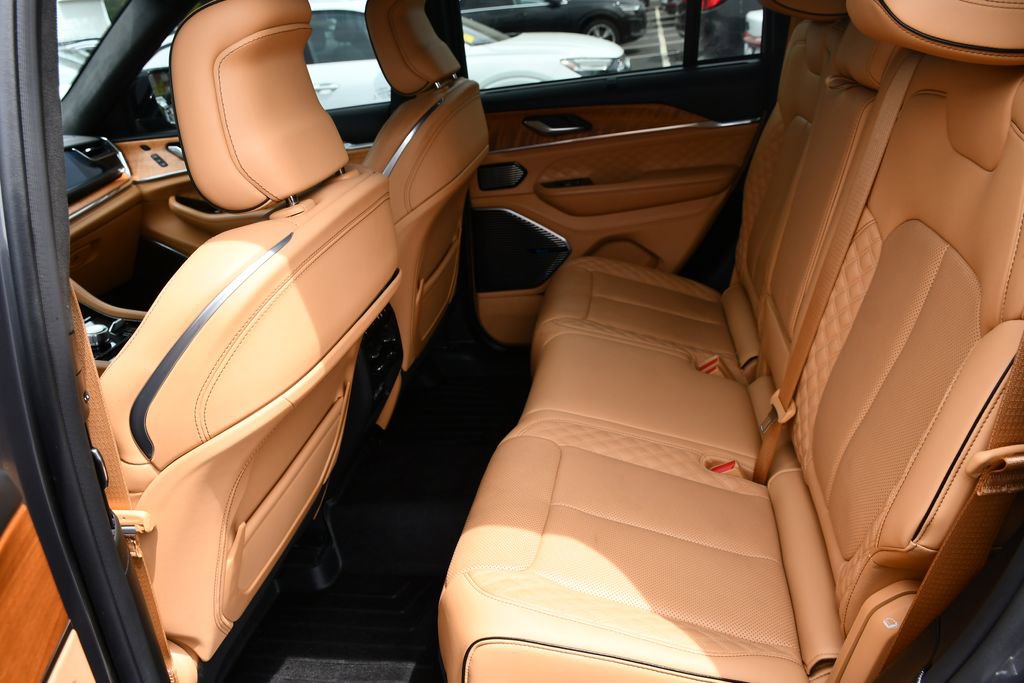 Used 2023 Jeep Grand Cherokee Summit AWD/4WD image 23