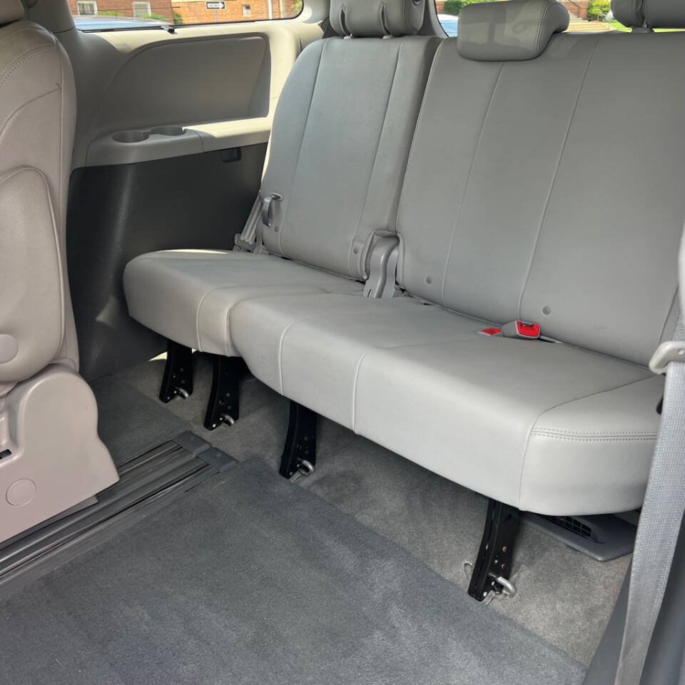 Used 2015 Toyota Sienna XLE FWD image 8