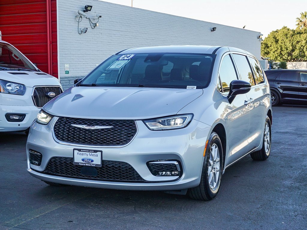 Used 2024 Chrysler Pacifica Touring-L image 4