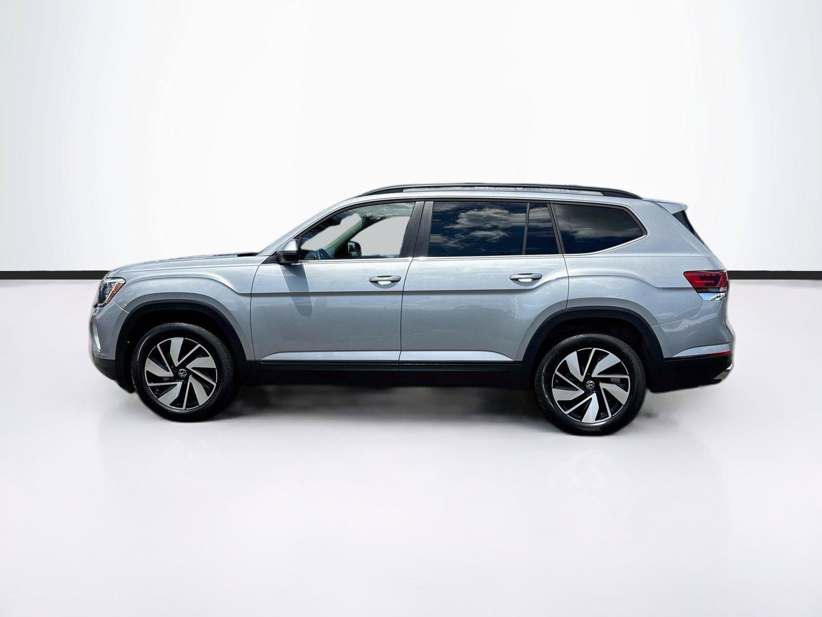 Used 2025 Volkswagen Atlas SE FWD image 4