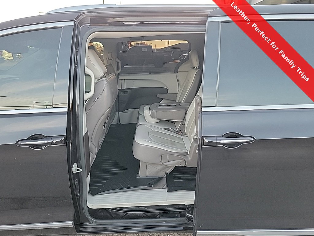 Used 2019 Chrysler Pacifica Touring-L image 12