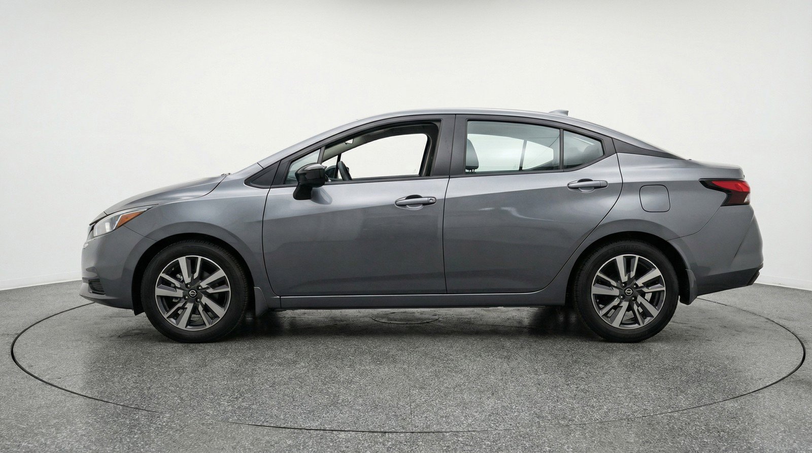 Used 2025 Nissan Versa SV image 5