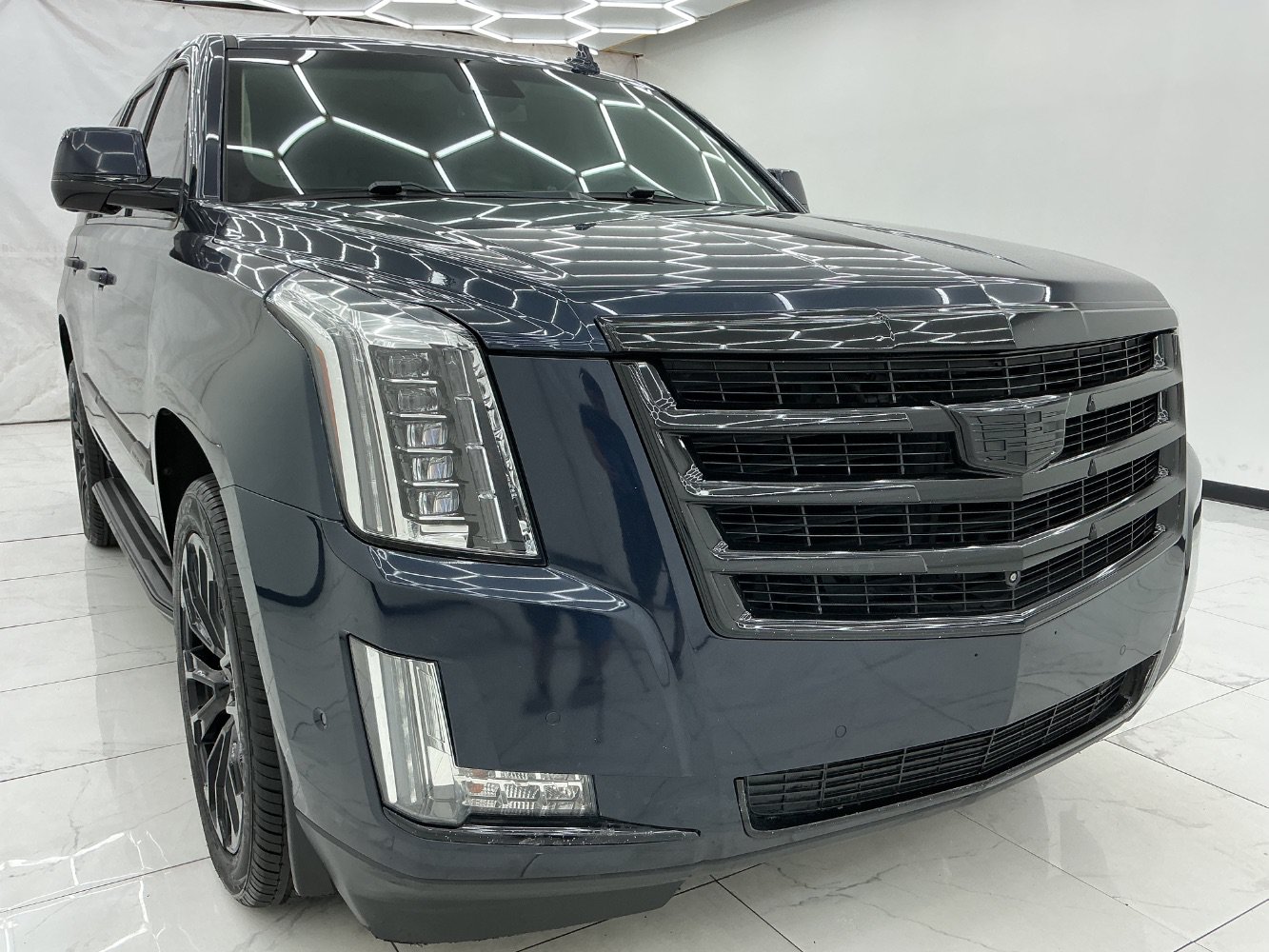 Used 2020 Cadillac Escalade Luxury AWD/4WD image 3