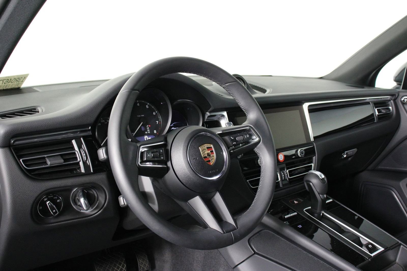 Certified 2025 Porsche Macan image 4