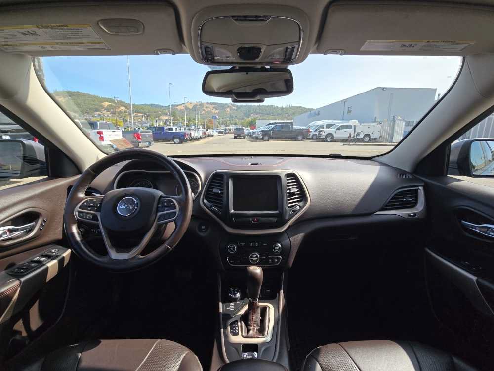 Used 2017 Jeep Cherokee Trailhawk AWD/4WD image 15