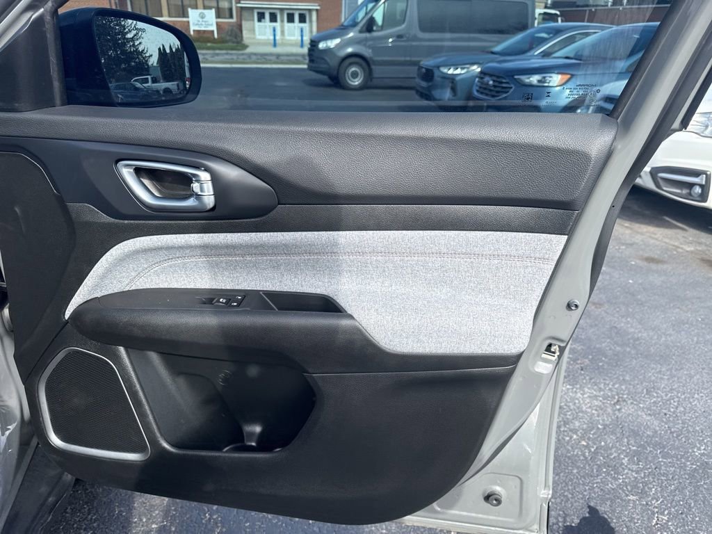 Used 2023 Jeep Compass Latitude AWD/4WD image 40