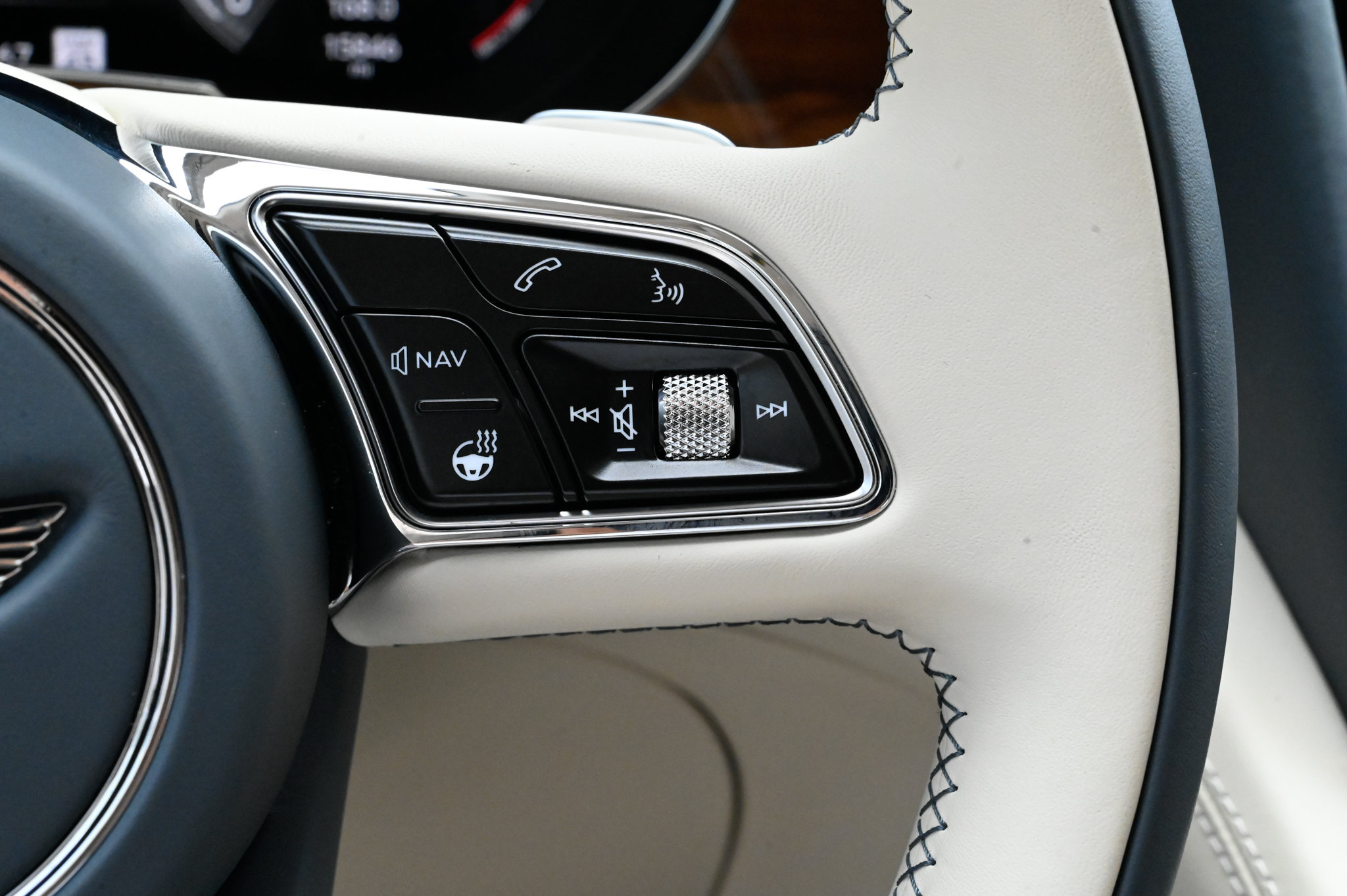 Used 2023 Bentley Bentayga AWD/4WD image 25