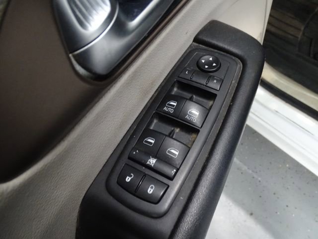 Used 2019 Chrysler Pacifica Touring-L image 10