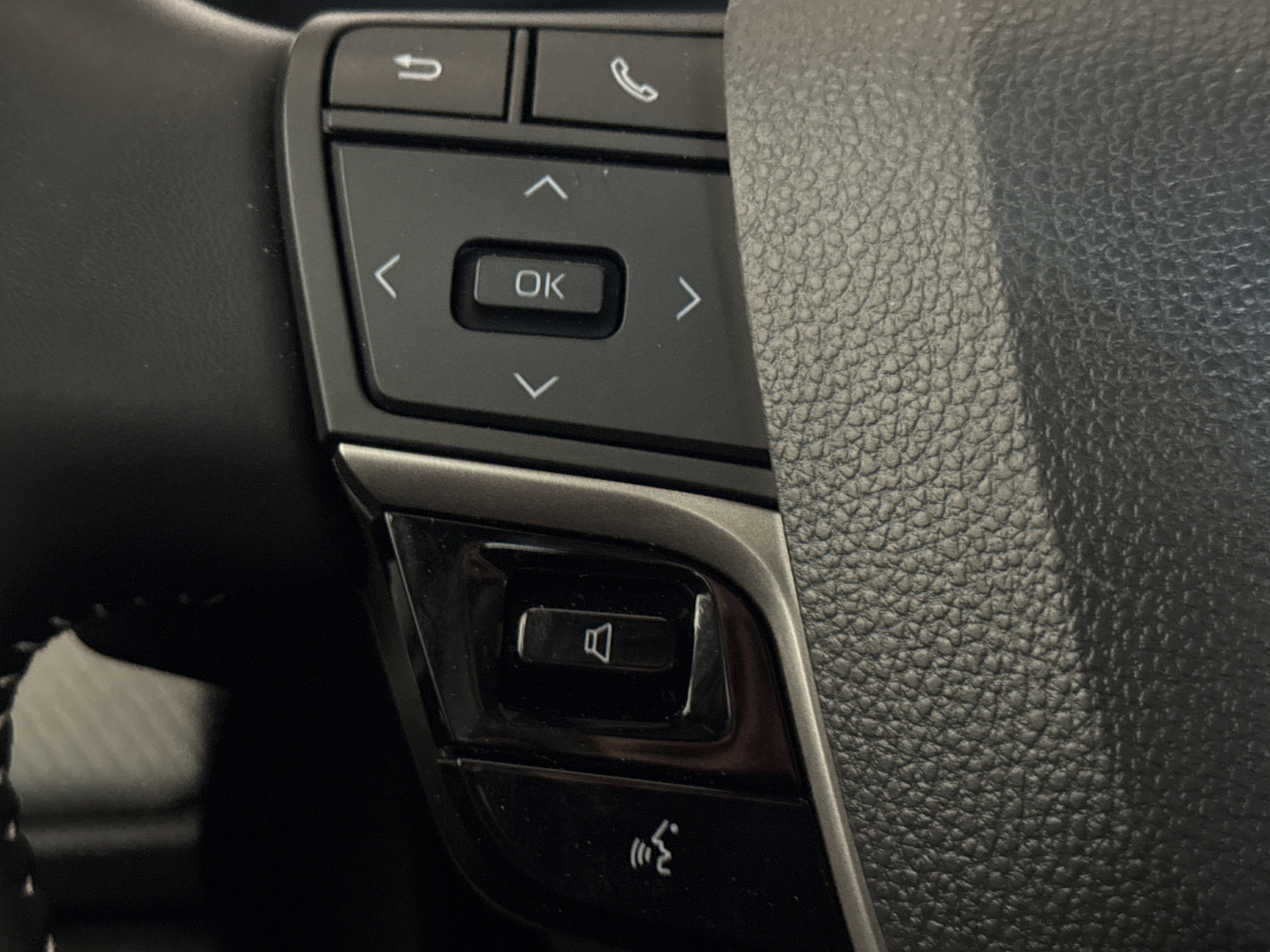 Used 2025 Toyota Camry SE w/ Multimedia Upgrade Package FWD image 18