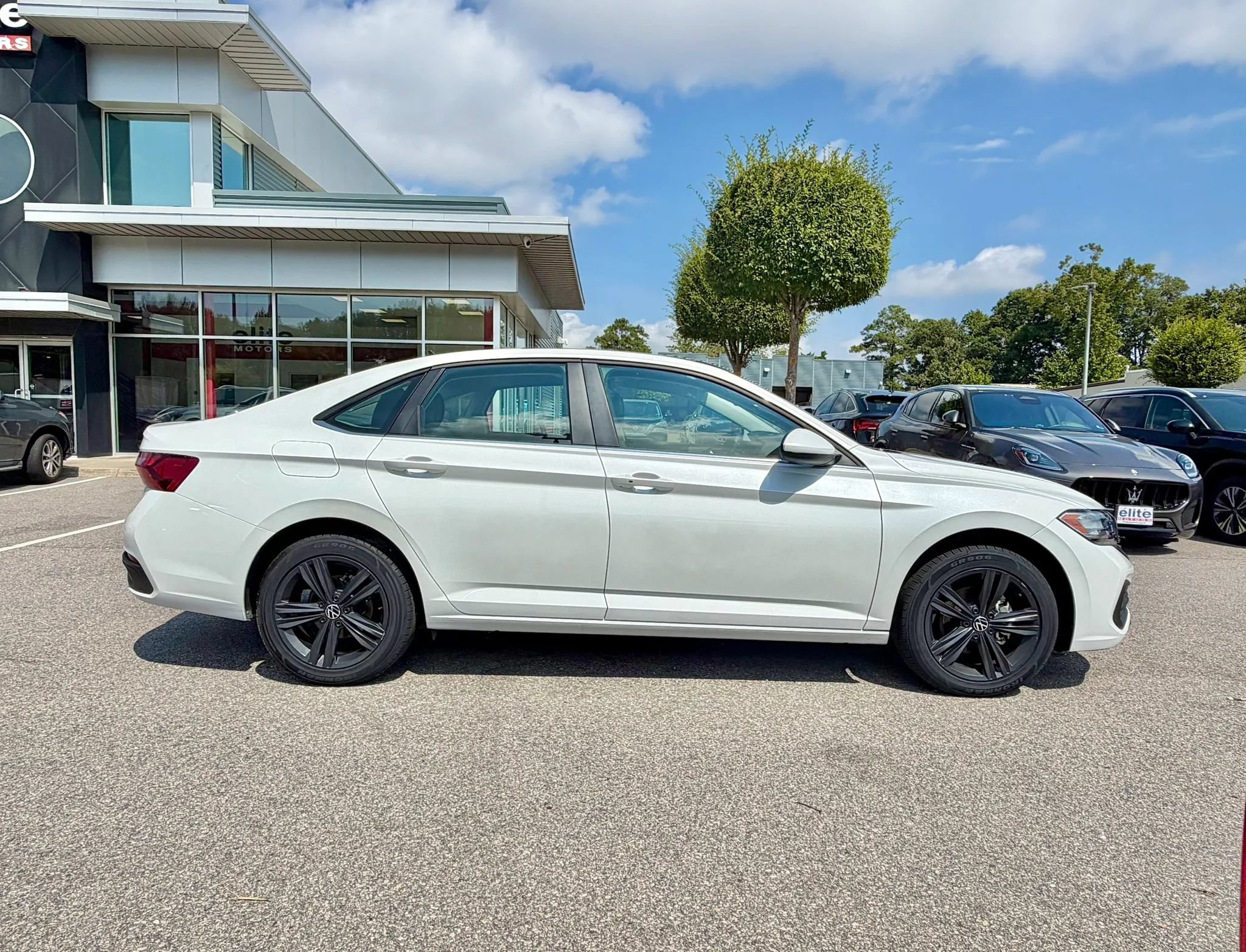Used 2023 Volkswagen Jetta SE w/ Panoramic Sunroof Package FWD image 8