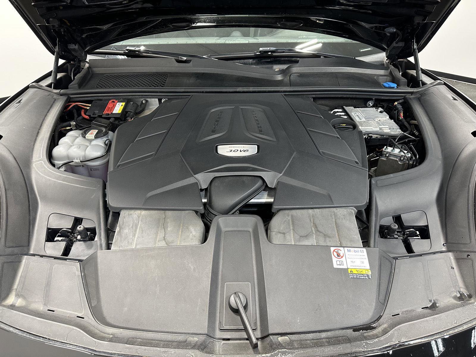 Used 2022 Porsche Cayenne Platinum Edition image 43