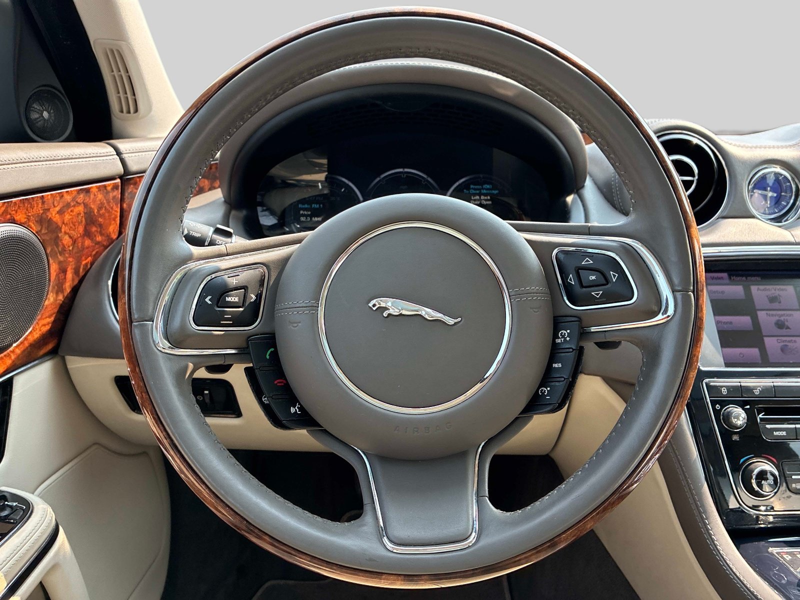 Used 2013 Jaguar XJ RWD image 20
