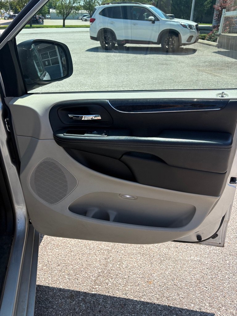 Used 2011 Chrysler Town & Country Touring FWD image 19