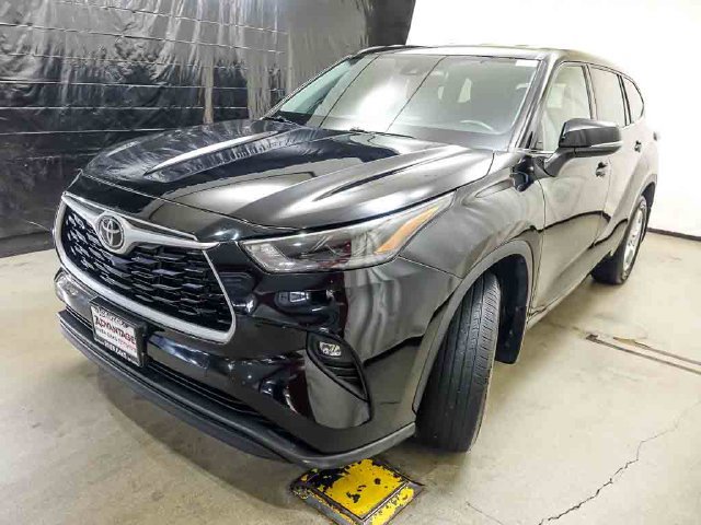 Used 2022 Toyota Highlander LE AWD/4WD image 4
