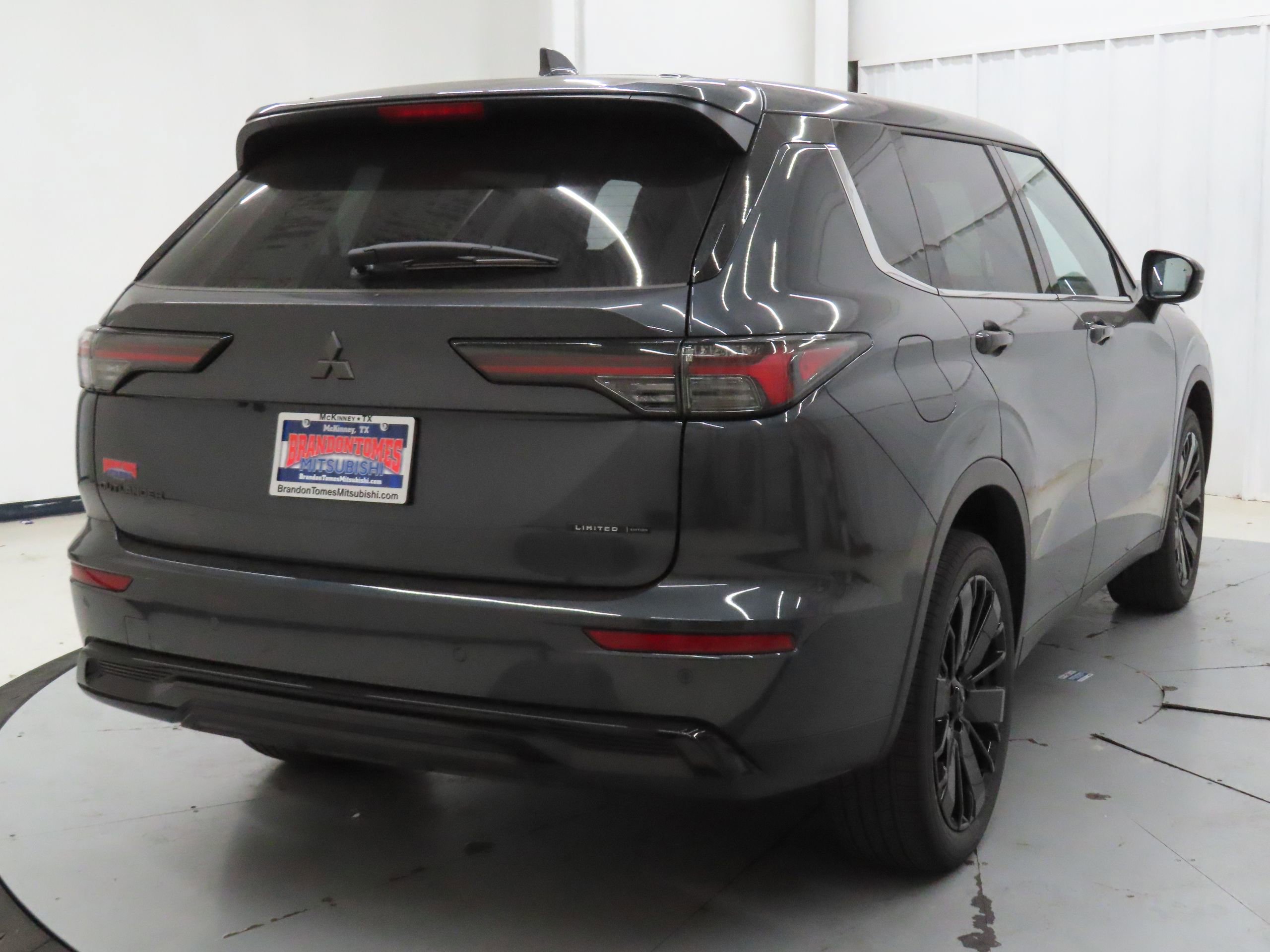 New 2026 Mitsubishi Outlander LE image 3