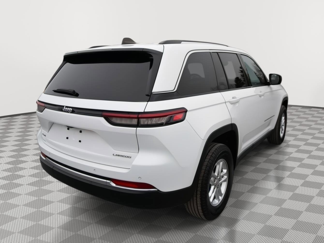 Used 2023 Jeep Grand Cherokee Laredo image 5