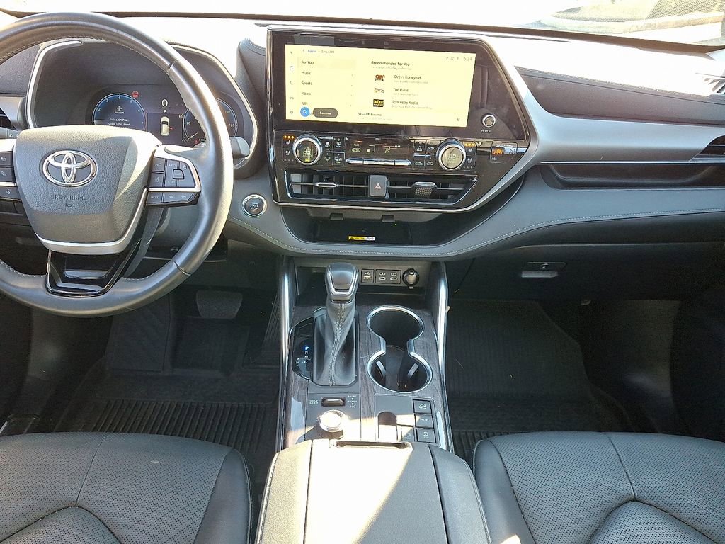 Used 2023 Toyota Highlander Limited image 16