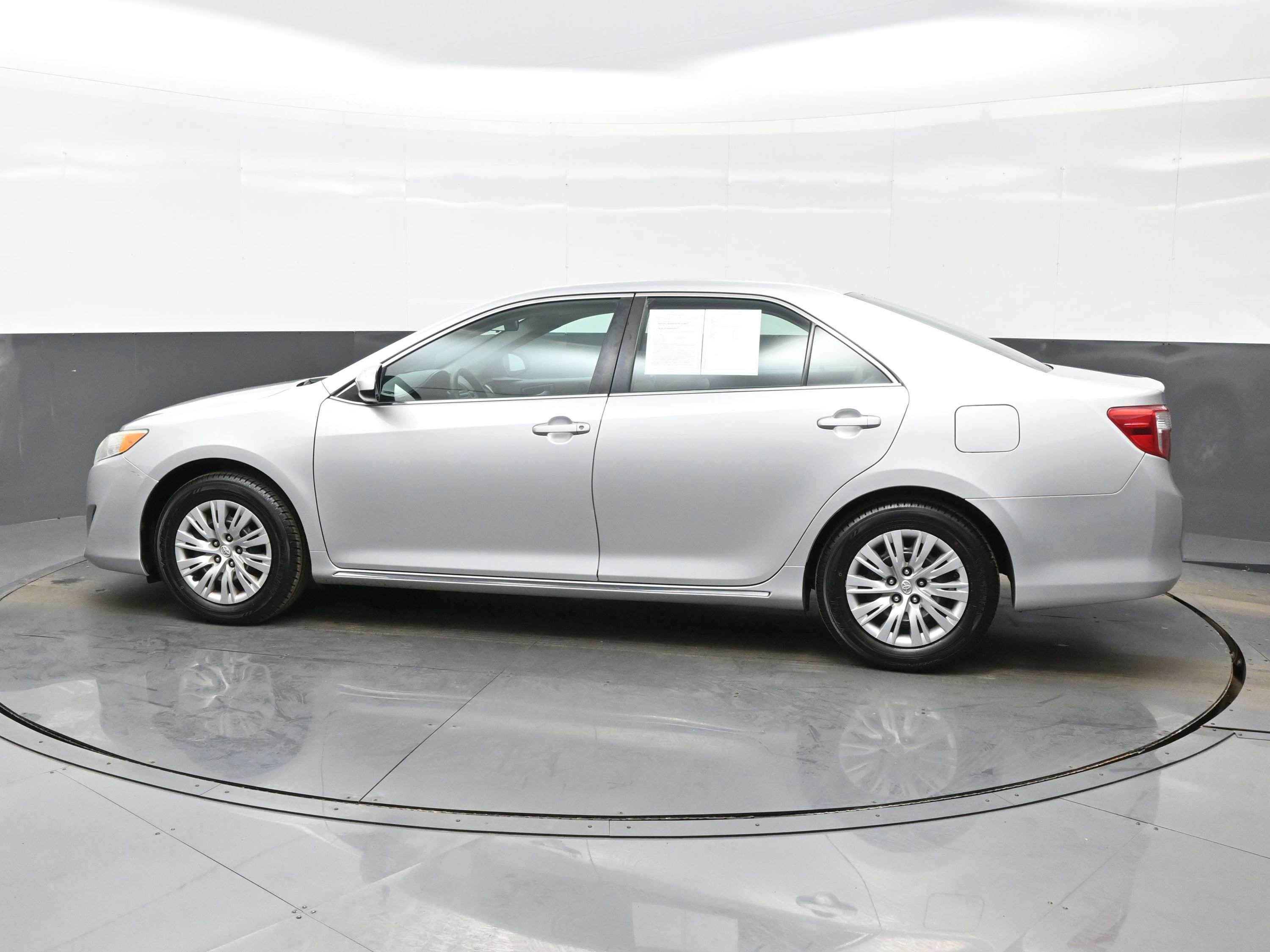 Used 2013 Toyota Camry LE image 3