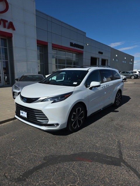New 2025 Toyota Sienna Platinum image 1
