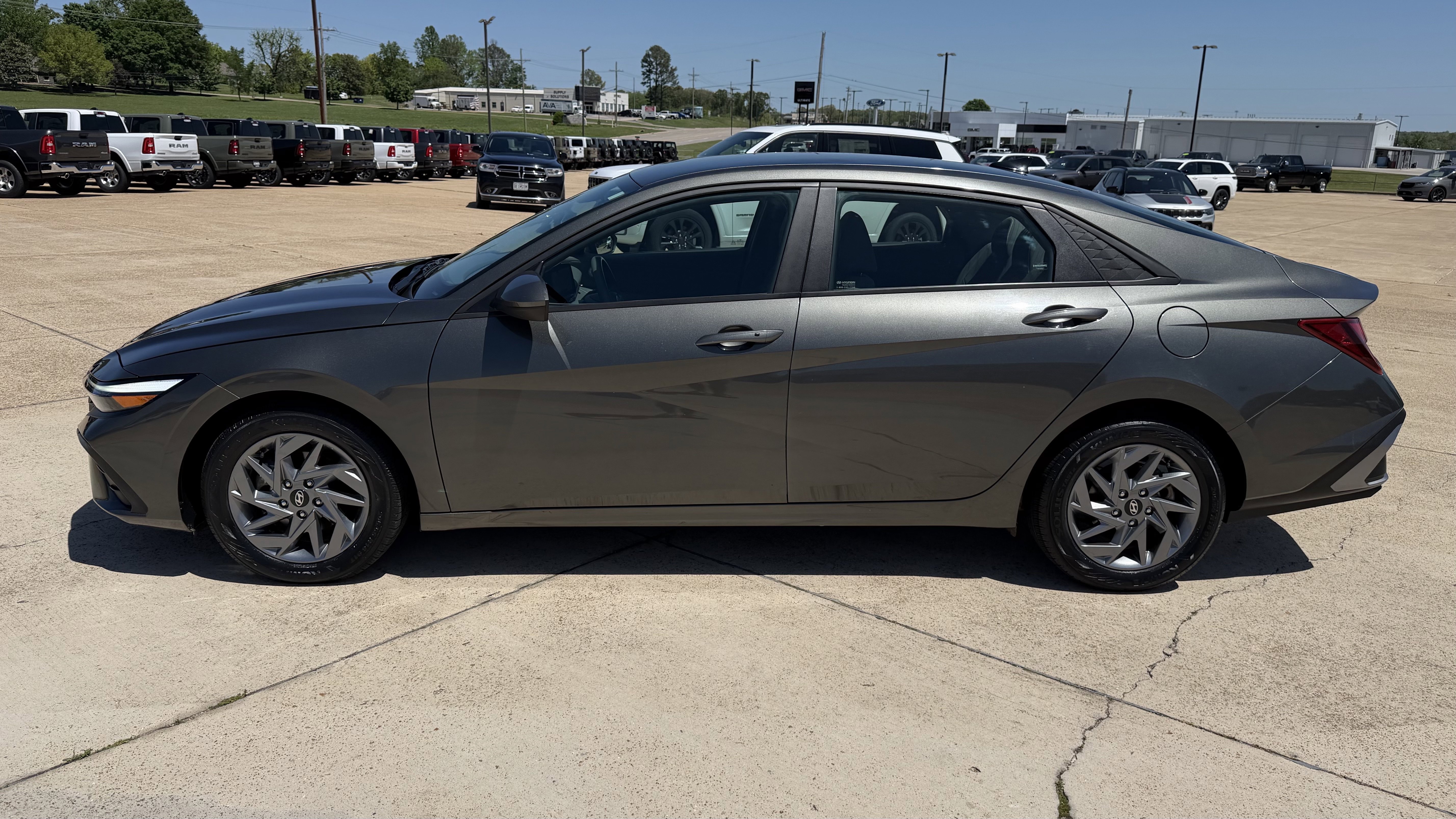 Used 2024 Hyundai Elantra SEL FWD image 4