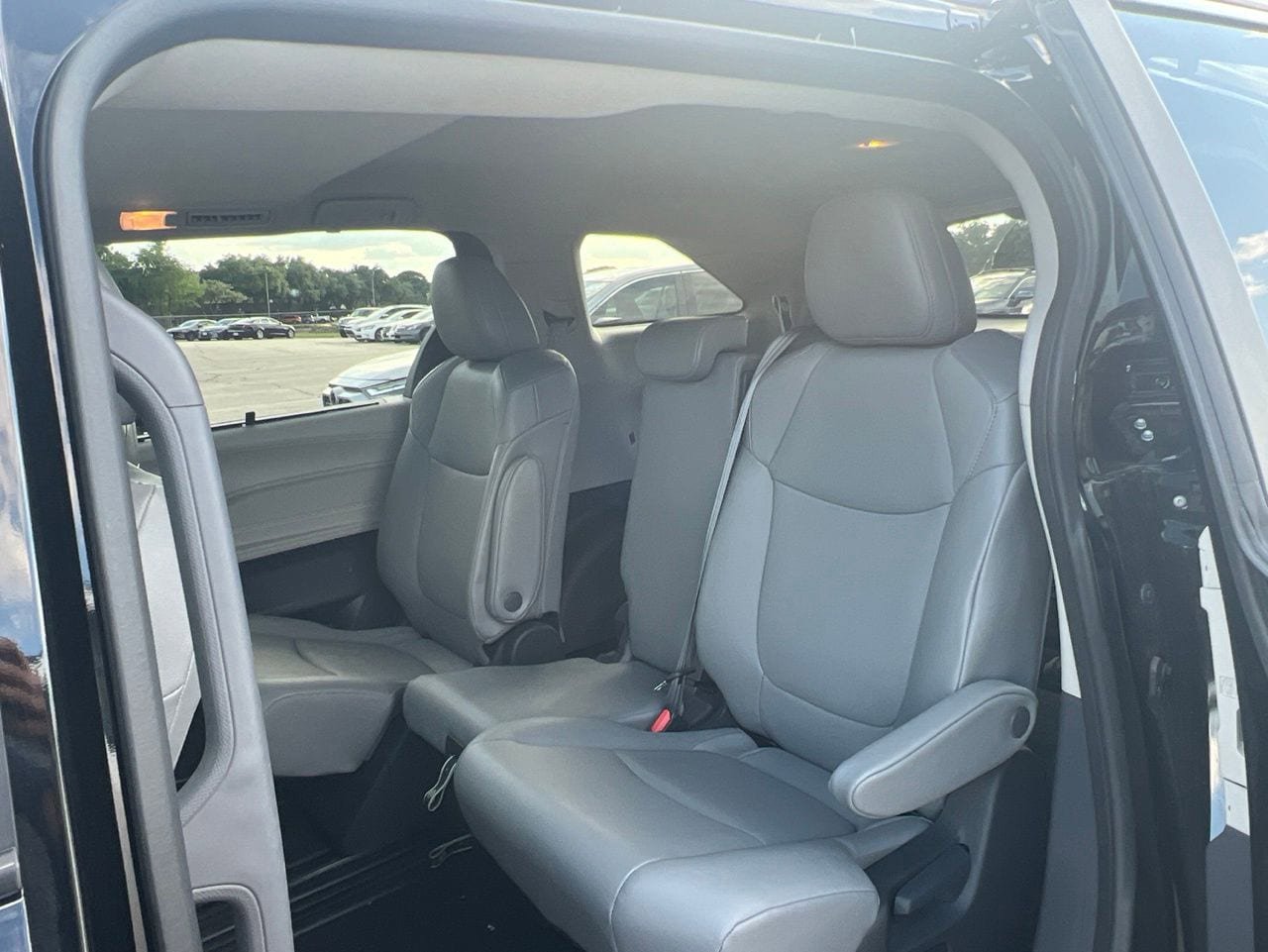 Used 2024 Toyota Sienna XLE FWD image 10