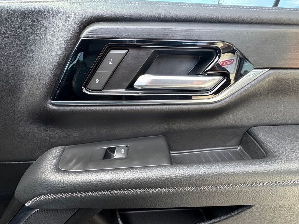 Used 2025 GMC Yukon Denali w/ Sun & Power Step Package image 36