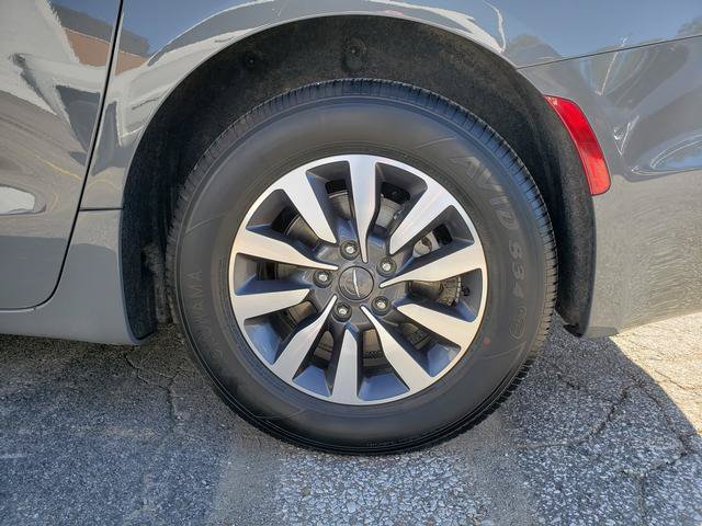 Used 2022 Chrysler Pacifica Touring-L FWD image 33