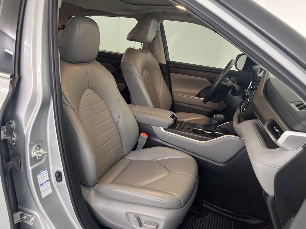 Used 2022 Toyota Highlander XLE AWD/4WD image 24