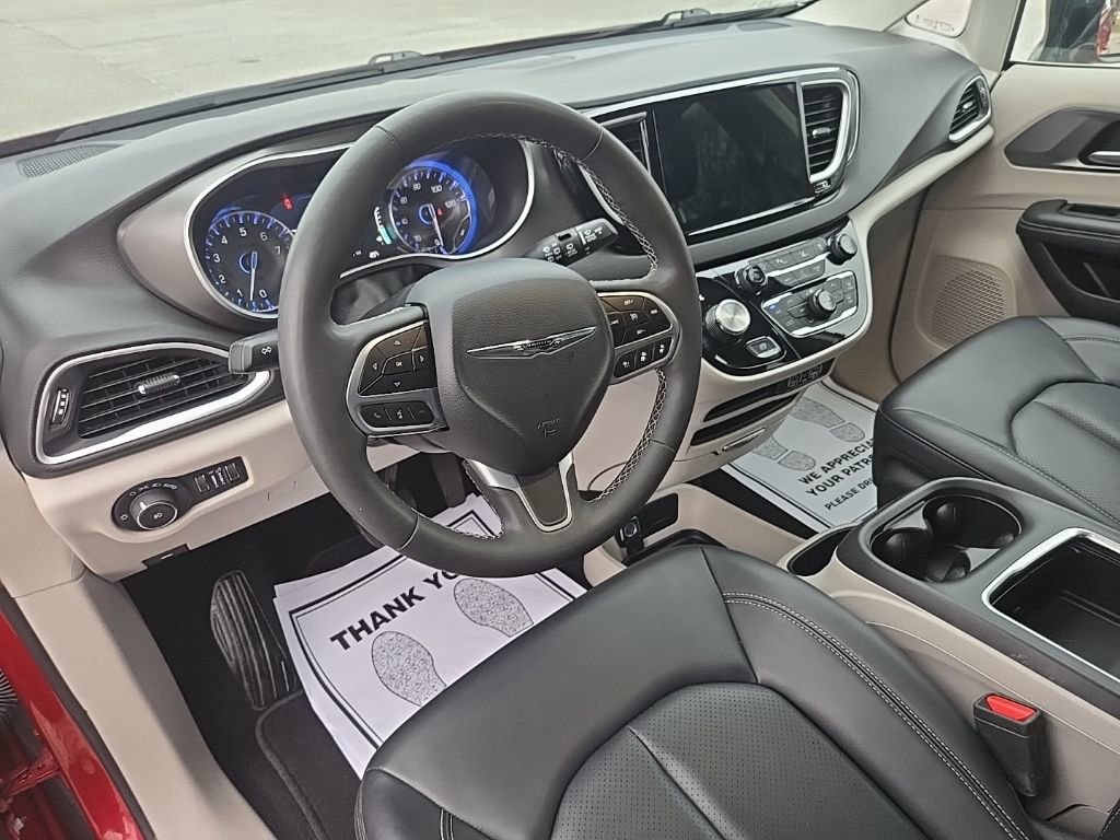Used 2024 Chrysler Pacifica Touring-L image 14