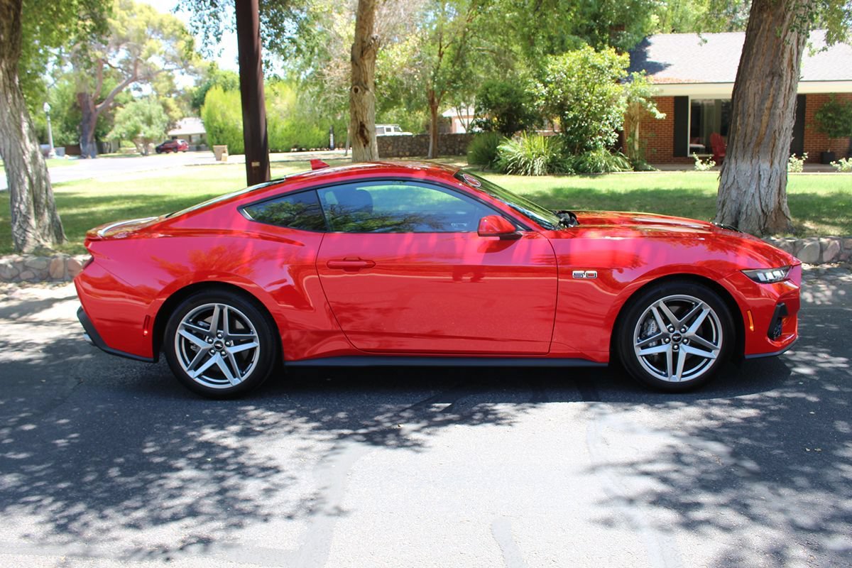 Used 2024 Ford Mustang GT RWD image 3