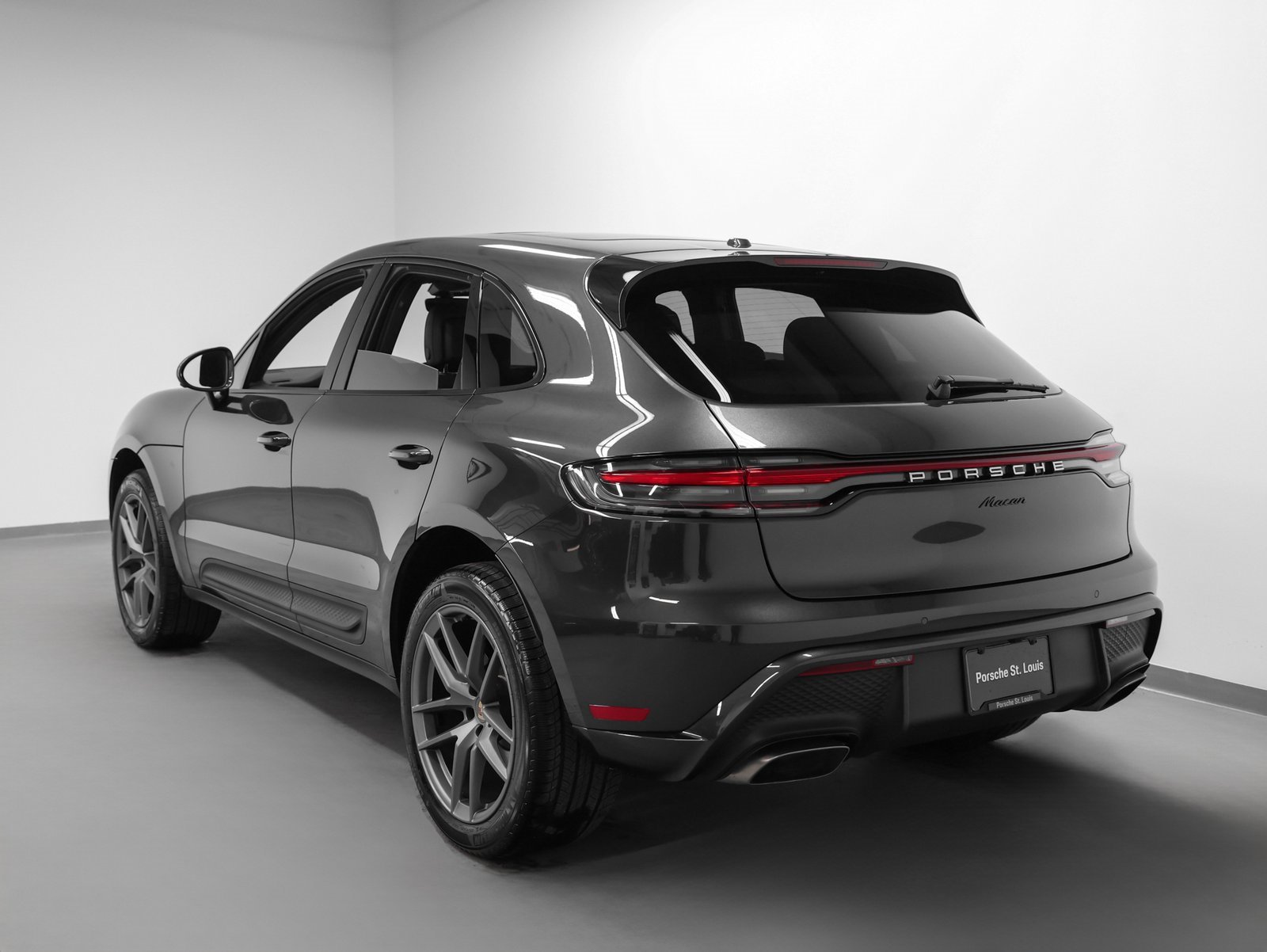 Used 2025 Porsche Macan image 3