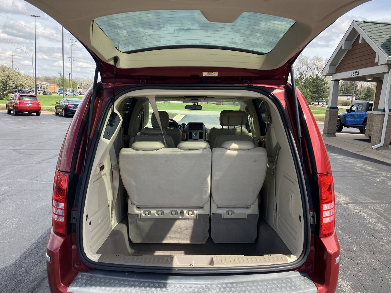Used 2009 Chrysler Town & Country Limited w/ Entertainment Group #3 FWD image 21