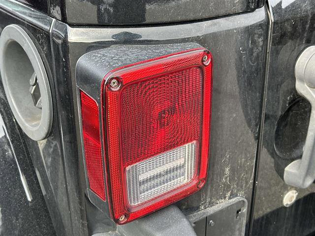 Used 2018 Jeep Wrangler Unlimited Sahara w/ Dual Top Group image 9