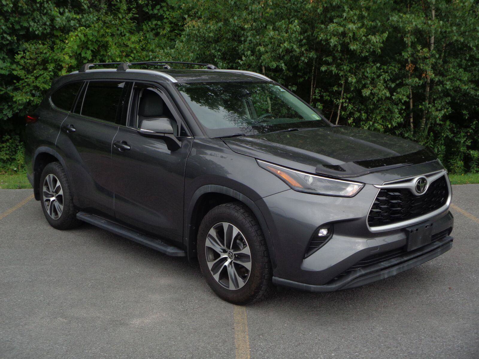 Used 2022 Toyota Highlander XLE AWD/4WD image 3