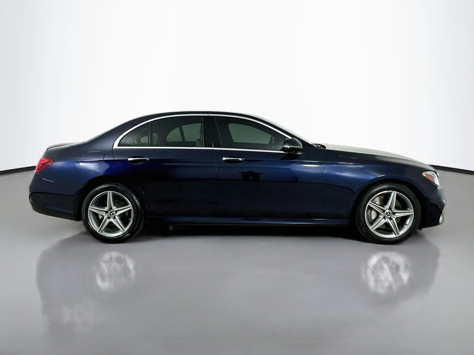 Used 2018 Mercedes-Benz E 300 4MATIC image 4